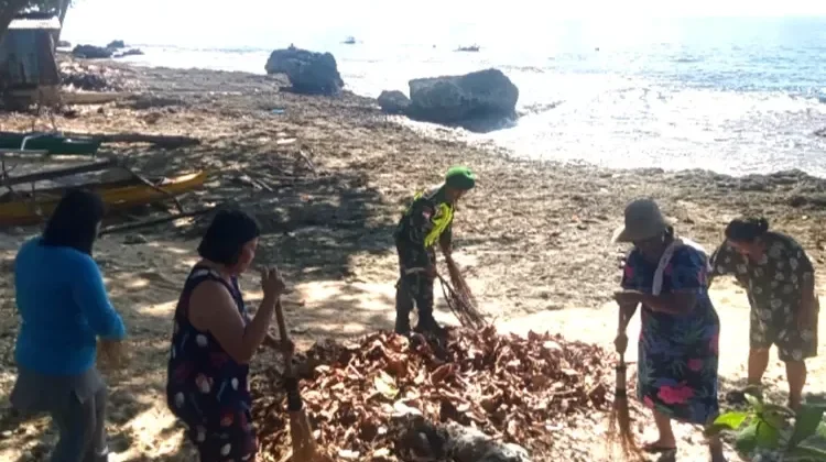 Babinsa Bersama Masyarakat Bersihkan Pesisir Pantai