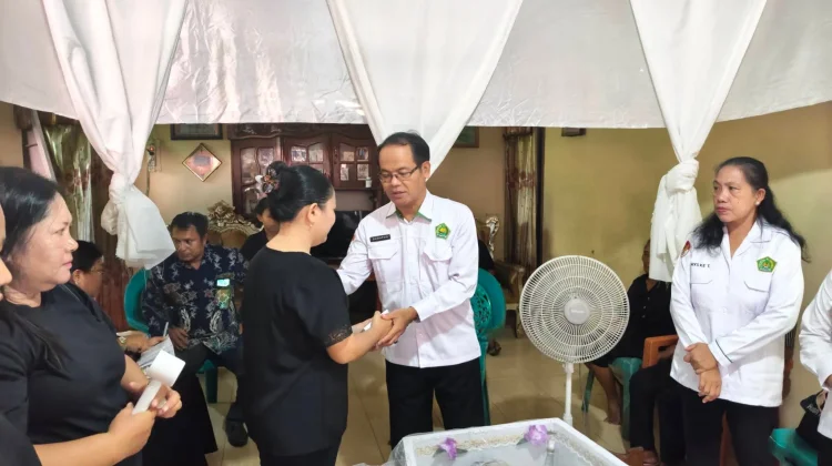 Kakan Kemenag Talaud Melayat di Rumah Duka Desa Lobbo