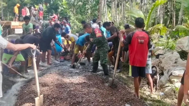 Babinsa Koramil Rainis dan Warga Kompak Cor Jalan