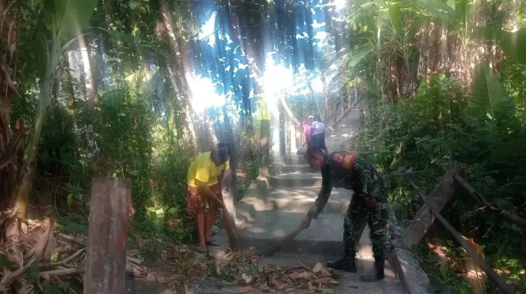 Babinsa dan Warga Pannulan Gotong Royong Bersihkan Lingkungan