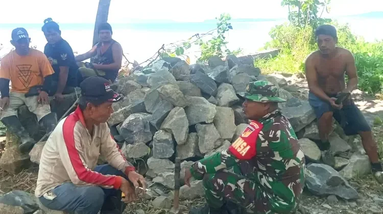 Babinsa Bantu Para Tukang Membuat Saluran  Pembuangan Limbah  RSUD