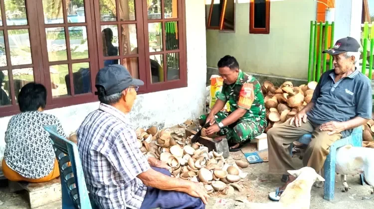 Komsos Babinsa, Ingatkan Warga Jaga Kesehatan