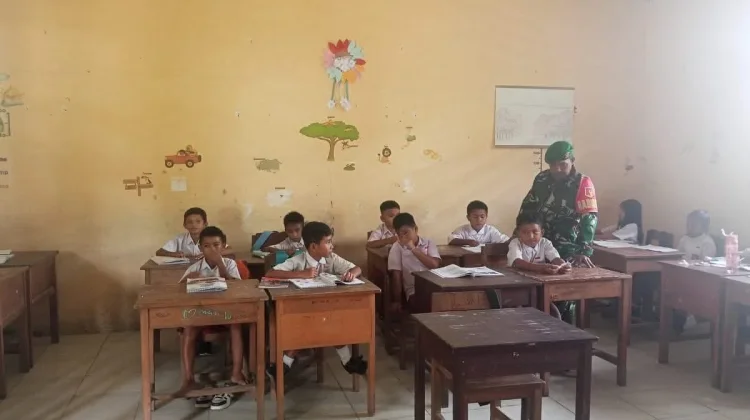 Babinsa Tanamkan Cinta Tanah Air di SDN Sambuara