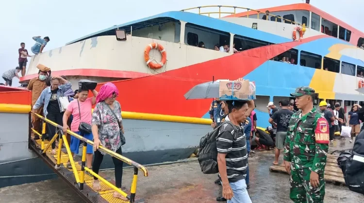 Babinsa Pantau Aktivitas Penumpang Kapal Motor