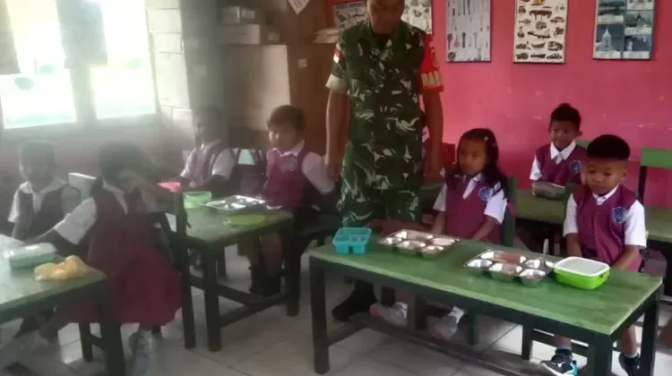 Babinsa Lakukan Pendampingan Penyaluran MBG