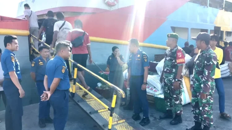 Babinsa Pantau Aktivitas Penumpang di Pelabuhan Lirung
