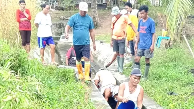 Babinsa dan Petani Desa Ambela Perbaiki Saluran Irigasi