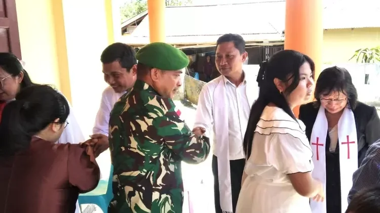 Babinsa Ikut Beribadah Sekaligus Jaga Keamanan