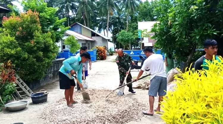Babinsa di Essang Bantu Warga Bangun Rumah Tinggal