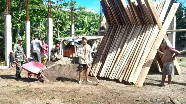 Babinsa Kabaruan Ikut dalam Pembangunan Gedung Ibadah