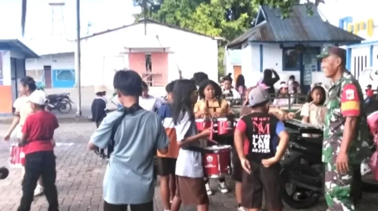 Babinsa Berbagi Ilmu Seni Musik Kepada Grup Drum Band