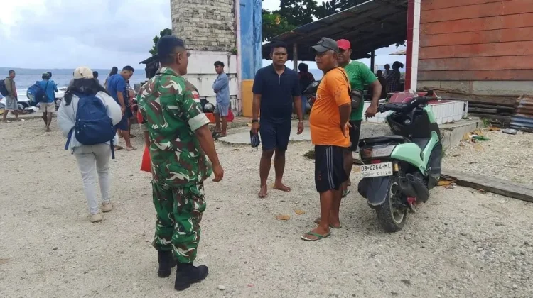 Babinsa Mangaran Pantau Situasi Keamanan di Pelabuhan