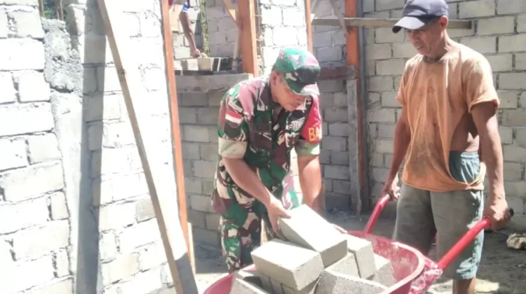 Peduli, Babinsa Rainis Bantu Warga Selesaikan Rumah Tinggal