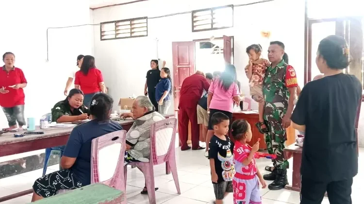 Babinsa Beri Pendampingan Pelayanan Kesehatan di Pulau Marampit