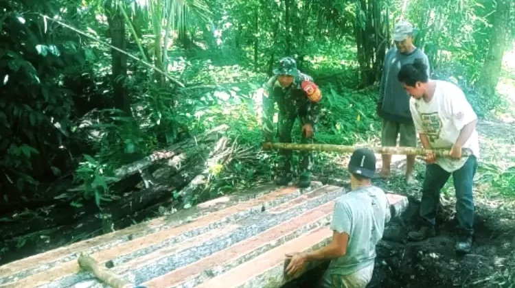 Babinsa dan Masyarakat Perbaiki Jembatan Rusak