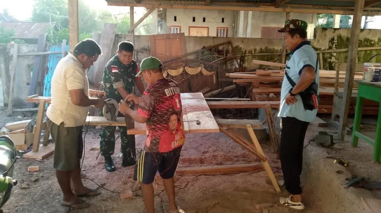 Babinsa Komsos Bersama Tukang Kayu Desa Bulude
