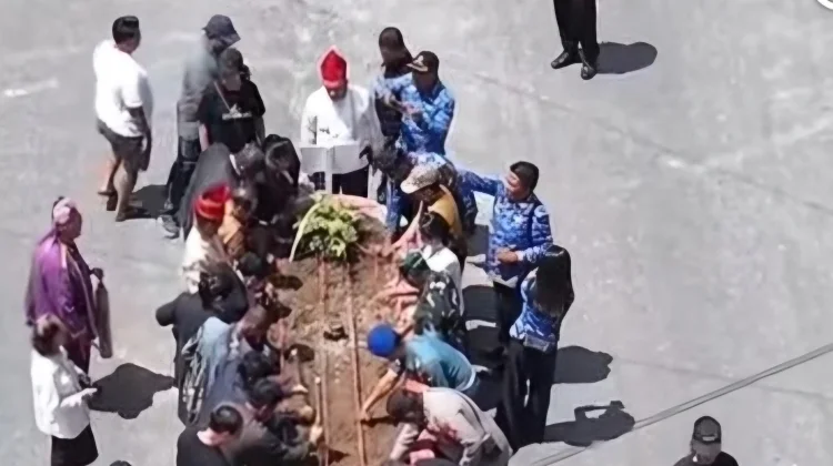 Masyarakat Adat Hijaukan Median Jalan Melonguane lewat Penanaman Kacang