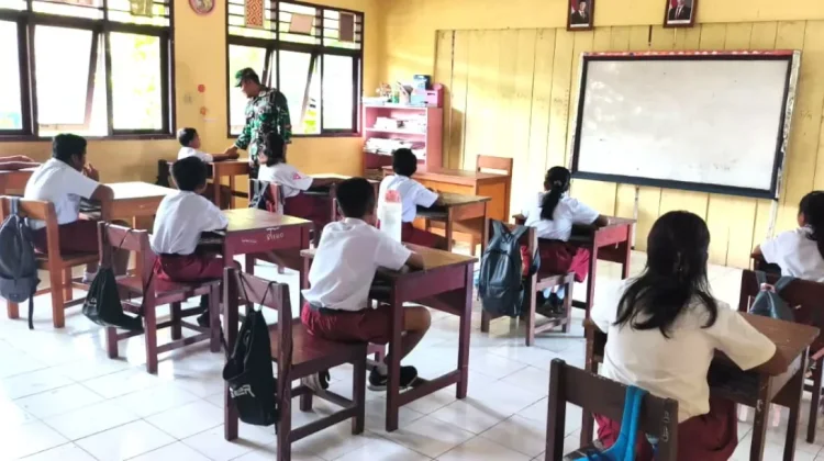 Babinsa Mengajar di Sekolah