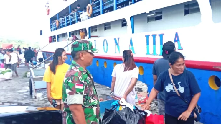 Babinsa Awasi Aktivitas Penumpang Kapal di Pelabuhan Lirung