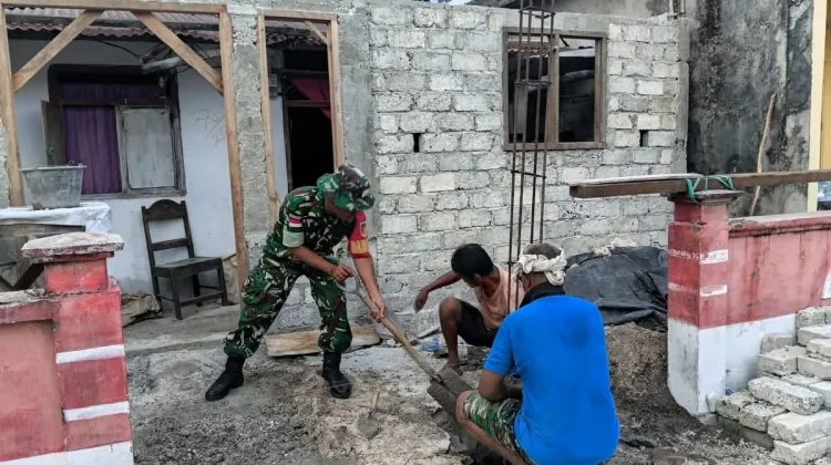 Babinsa Miangas Bantu Warga Mengecor Tiang Pagar