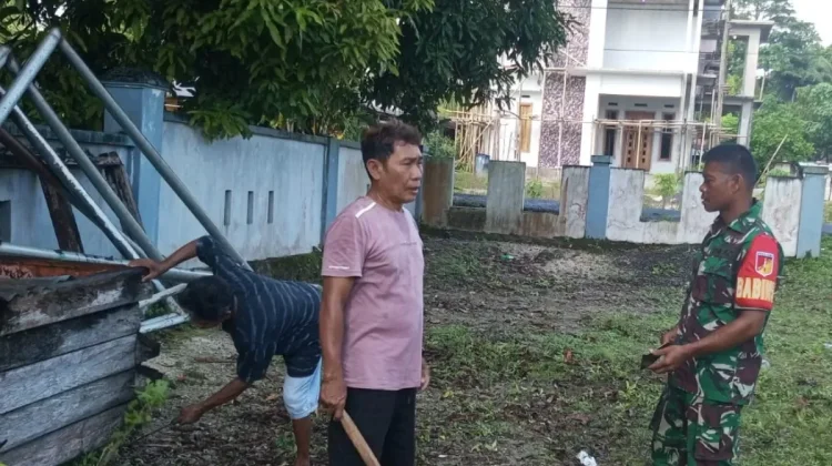 Babinsa Komsos dengan Warga Jaga Kamtibmas