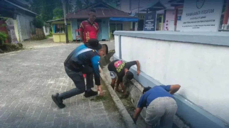 Pegawai dan Warga Binaan Lapas Lirung Kompak Bersihkan Lingkungan