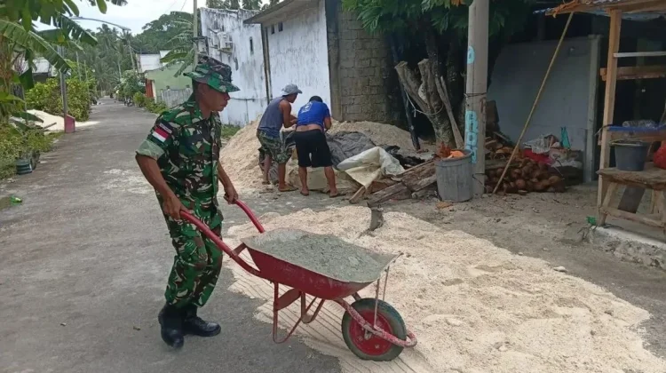 Babinsa Miangas Bantu Pengecoran Lantai Rumah Warga