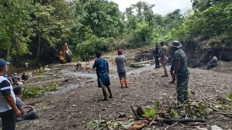 TNI AD  Bantu Warga Ambela Bersihkan Bendungan