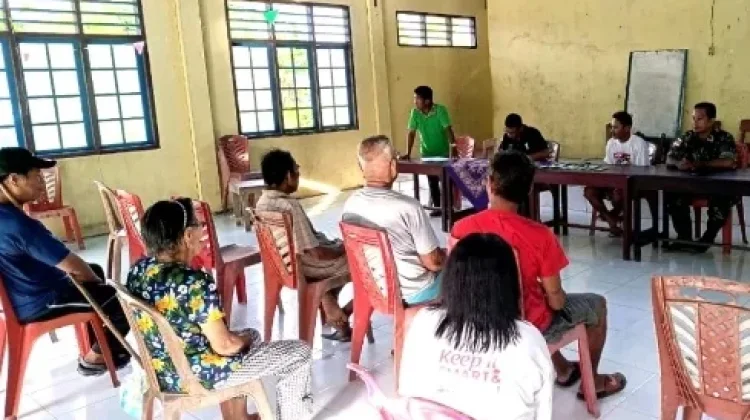 Babinsa Kawal Penyaluran BLT di Desa Awit