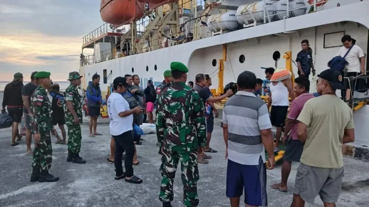 Babinsa dan Pos AD Amankan Penumpang di Pelabuhan Miangas