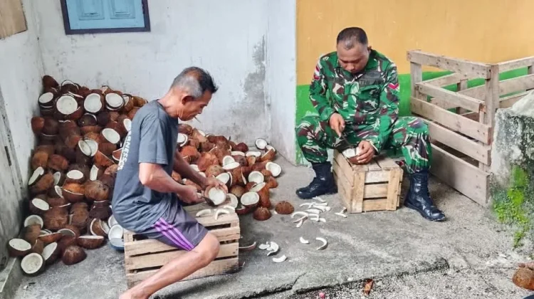 Kopda Wilmar Bantu Warga Miangas Olah Kopra