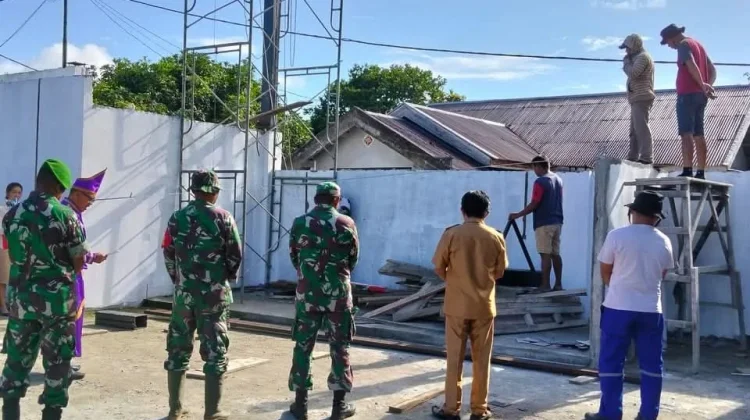 TNI dan Warga Gelar Doa Bersama Pemasangan Atap KDKMP