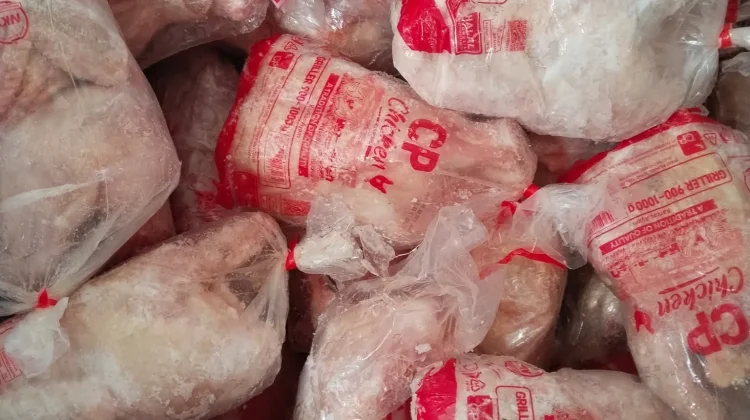 Harga Daging Ayam Broiler di Pasar Lirung Turun