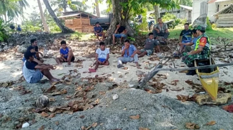 Babinsa Marampit Timur Imbau Nelayan Waspadai Cuaca Ekstrem