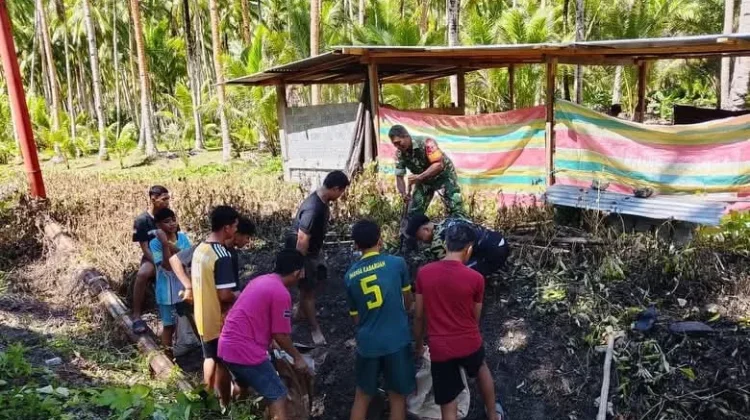 Babinsa Bantu Warga Bersihkan Lahan di Desa Kabaruan