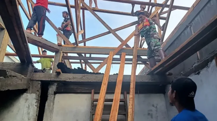 Babinsa Koramil 03/Beo bantu masyarakat Desa Tarohan