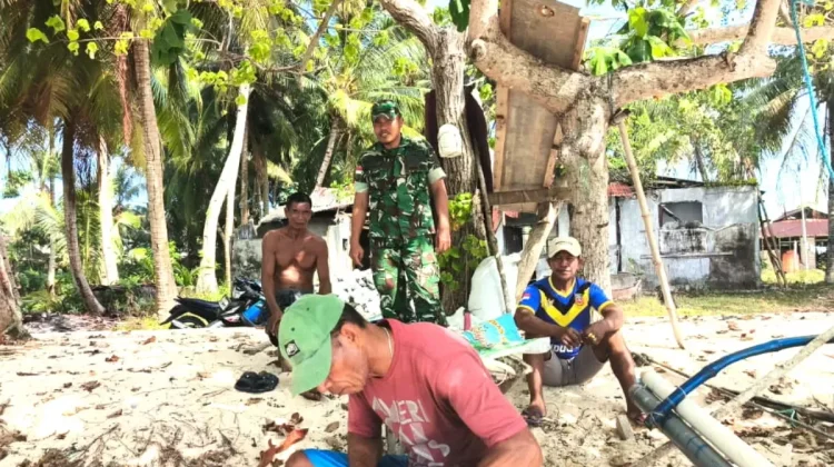 Babinsa Edukasi Nelayan agar Tetap Berhati-hati saat Melaut