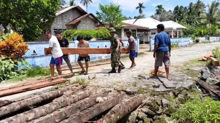Babinsa Essang Bantu Warga Bangun Jembatan Darurat
