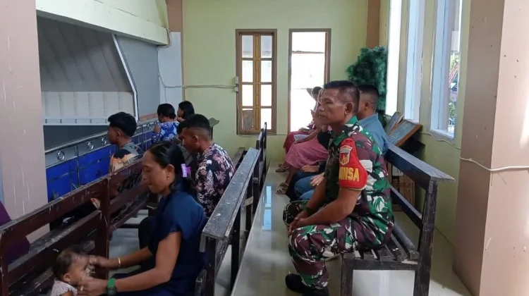 Babinsa Hadiri Ibadah Minggu di Desa Pangeran