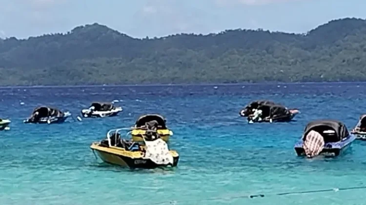Gelombang Tinggi, Masyarakat yang Melakukan Penyebrangan agar Berhati-hati