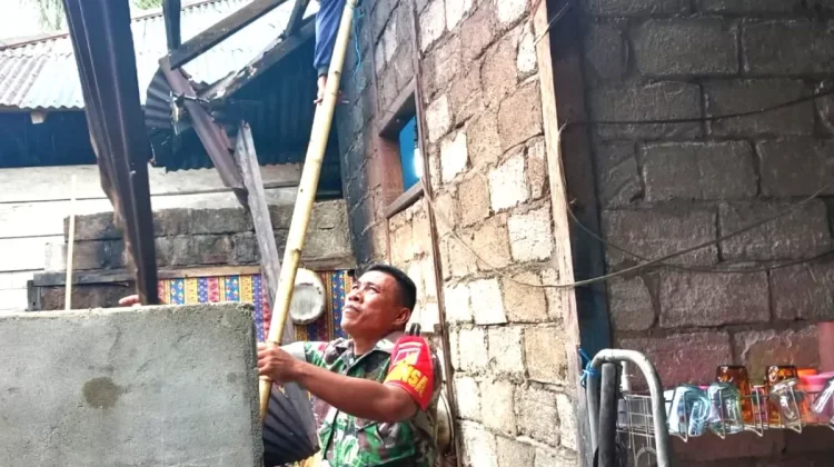 Babinsa Galang Swadaya Perbaiki Dapur Warga yang Rusak