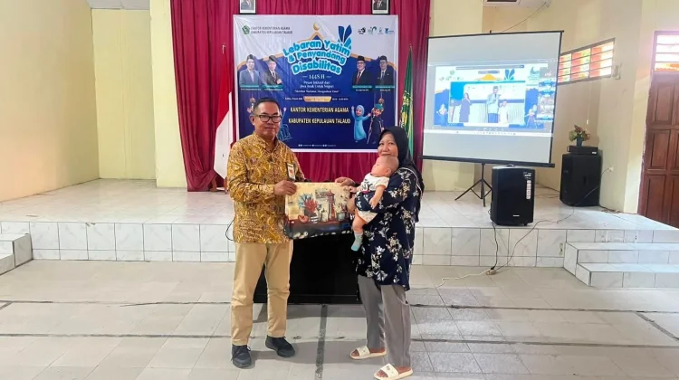 Kemenag Talaud Menyerahkan Bantuan Kepada Anak Yatim dan Disabilitas