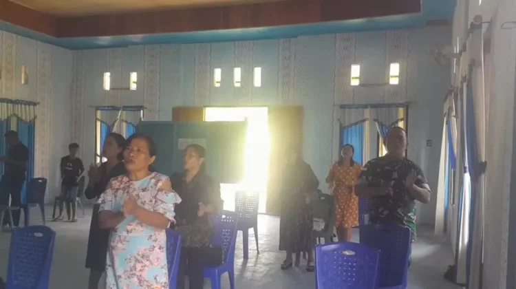 Babinsa Turut serta dalam Ibadah Minggu di Ighik