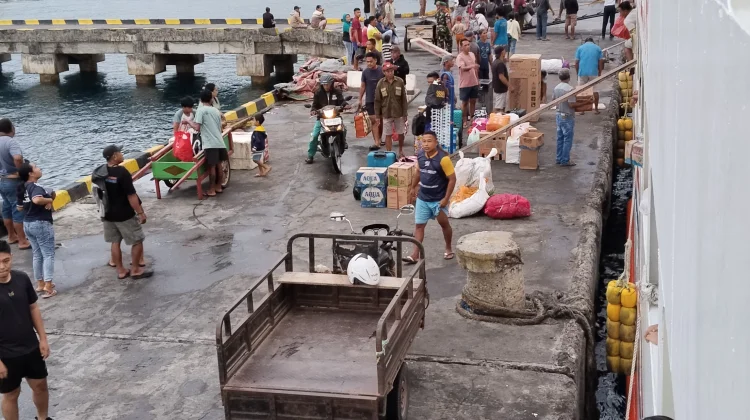 Babinsa Lirung Pantau Aktivitas Bongkar Muat di Palabuhan