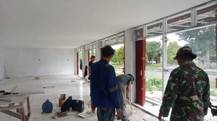 Babinsa Koramil Melonguane Bersama Tukang Bangun KDKMP