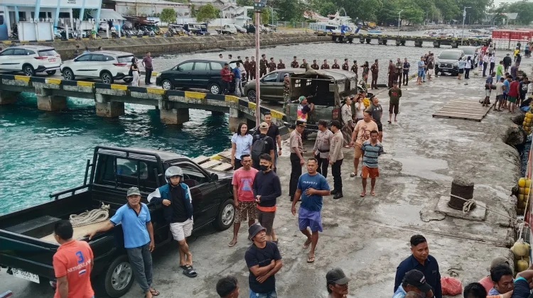 Polsek Melonguane Jaga Keamanan Wilayah Pelabuhan saat Kapal Datang