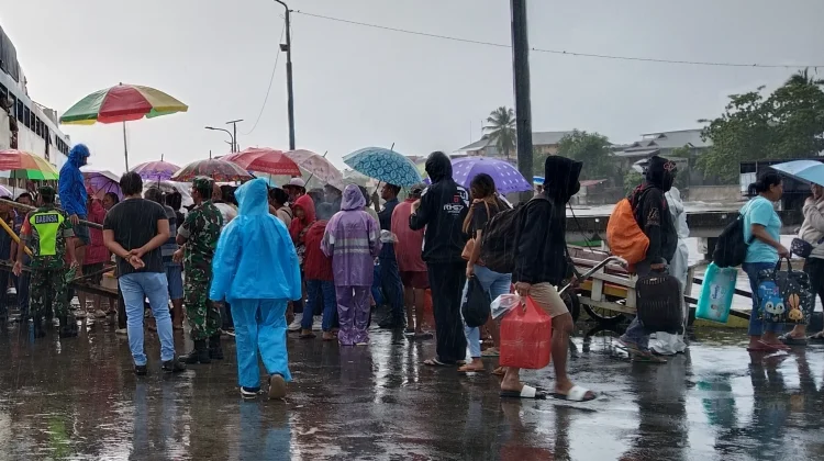 Bhabinkamtibmas Polsek Lirung Awasi Aktivitas Penumpang Kapal di Pelabuhan
