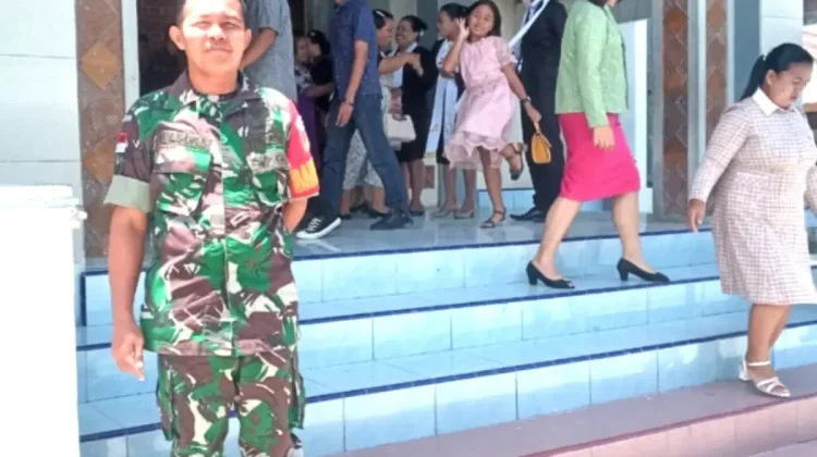 Babinsa Jaga Kamtibmas Ibadah Minggu di Torsina Bitunuris