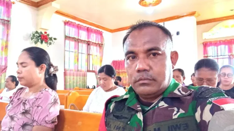 Babinsa Jaga Keamanan Ibadah Sentral di Jemaat Kalvari