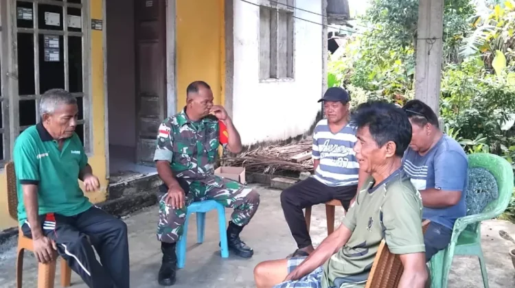 Babinsa Koramil Kabaruan Perkuat Silaturahmi dengan Warga Desa Peret lewat Kom